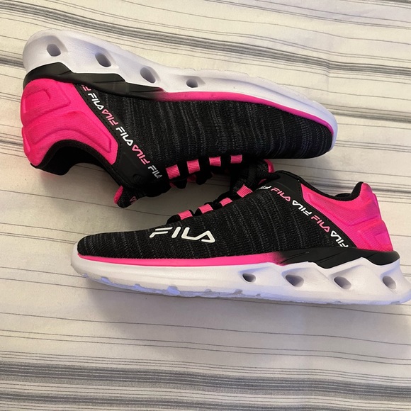 BRAND NEW GIRLS SIZE 2 FILA TENNIS SHOES - Picture 2 of 14